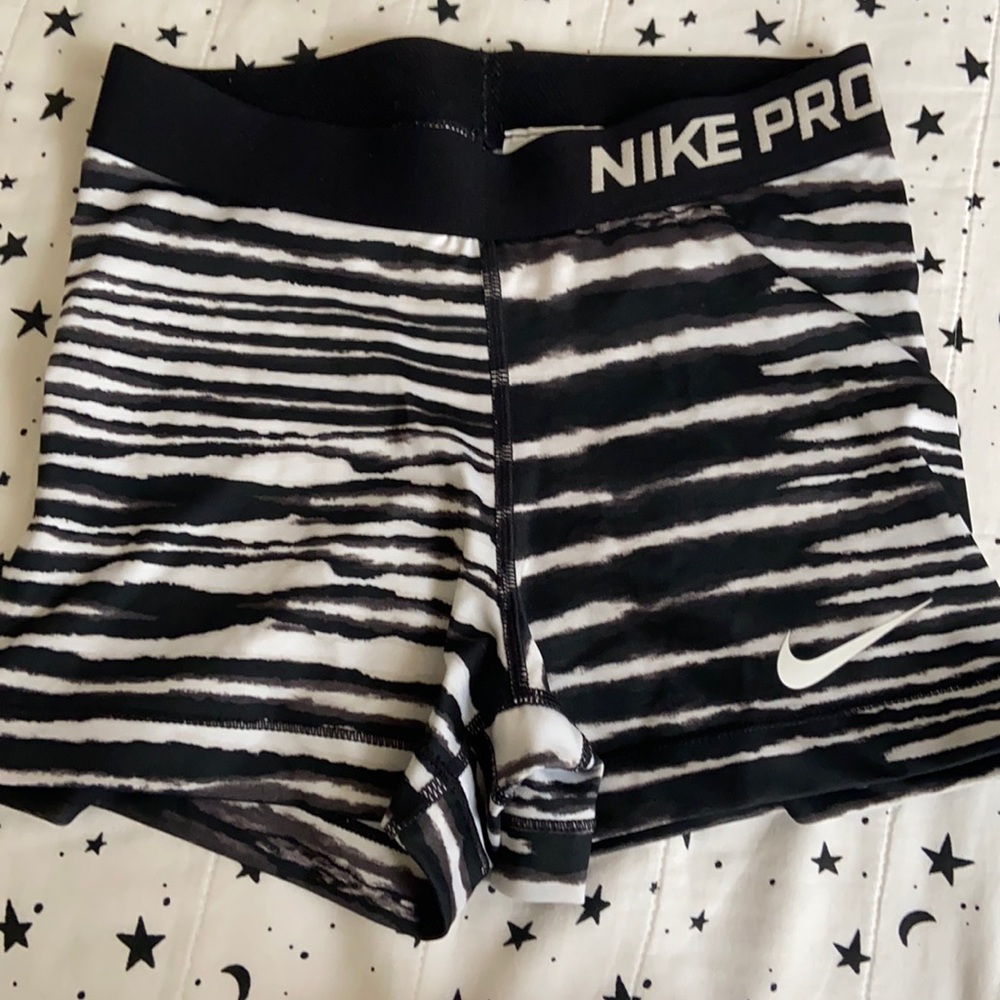 Nike pro shorts zebra black and white